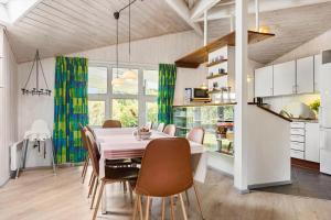 eine Küche und ein Esszimmer mit Tisch und Stühlen in der Unterkunft 8842 Glesborg - Marie Nielsens Vej 5 in Glesborg