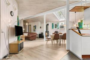 ein Wohnzimmer mit einem TV und einem Esszimmer in der Unterkunft 8842 Glesborg - Marie Nielsens Vej 5 in Glesborg