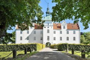 ein großes weißes Schloss mit einer Straße davor in der Unterkunft 8842 Glesborg - Marie Nielsens Vej 5 in Glesborg
