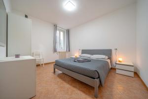 - une chambre avec un lit, 2 tables de nuit et 2 lampes dans l'établissement A Sust, à Colico