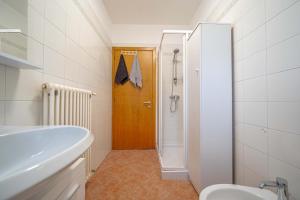 une salle de bain avec un lavabo et une douche et une porte dans l'établissement A Sust, à Colico 10 autres photos