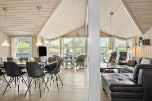 Posezení v ubytování 8840-Glesborg-Strandskadevej-12-a