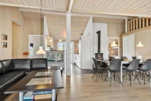 Posezení v ubytování 8840-Glesborg-Strandskadevej-12-a