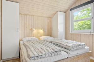 Postel nebo postele na pokoji v ubytování 8840-Glesborg-Strandskadevej-12-a
