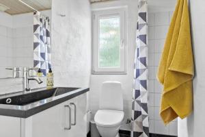 Koupelna v ubytování 8840-Glesborg-Strandskadevej-12-a + 17 fotografií