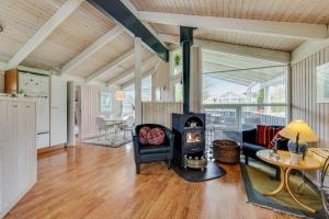 Kuchyň nebo kuchyňský kout v ubytování 8910-Glesborg-Triersvej-34