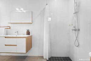 a bathroom with a sink and a shower at Ti Kaz Zépices - T2 avec grande terrasse in Le Tampon