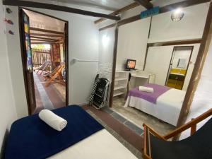 een slaapkamer met 2 bedden en uitzicht op een balkon bij Tree Park Cambury in Camburi +84 foto's