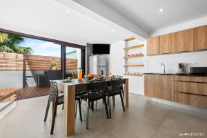 a kitchen and dining room with a table and chairs at Ti Kaz Zépices - T2 avec grande terrasse in Le Tampon +8 photos