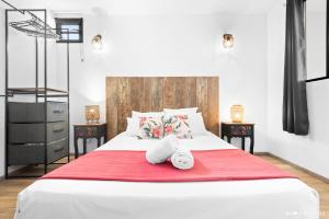 a bedroom with a large white bed with towels on it at Ti Kaz Zépices - T2 avec grande terrasse in Le Tampon