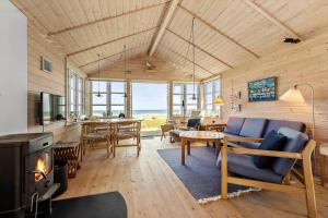 ein Wohnzimmer mit Sofa und Tisch in der Unterkunft 8538 Grenaa - Klitten 53 in Grenå
