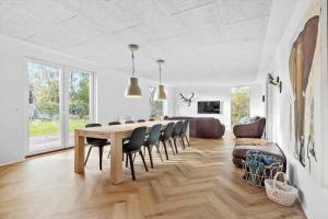 TV a/nebo společenská místnost v ubytování 8851-Glesborg-Tranevej-13