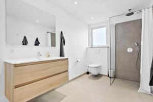 Koupelna v ubytování 8851-Glesborg-Tranevej-13 + 18 fotografií