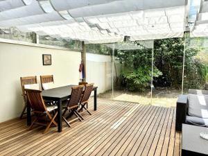 una sala da pranzo con tavolo e sedie su una terrazza di 5 Rooms Party Villa, 10 mins to Beach a Porto