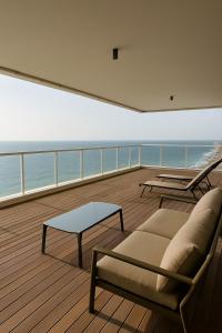 Una sala de estar con un sofá y una mesa en un barco. en Penthouse Yacht, en Netanya