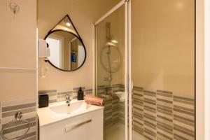 a bathroom with a shower and a sink and a mirror at Washington habitación con comodidad y zonas compartidas Gran Vía-Madrid Temporal SBE104 in Madrid +32 photos