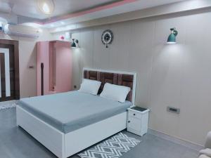 Katil atau katil-katil dalam bilik di Luxury Studio Apartment in Noida