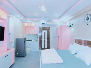 Katil atau katil-katil dalam bilik di Luxury Studio Apartment in Noida