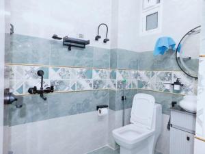 Bilik mandi di Luxury Studio Apartment in Noida
