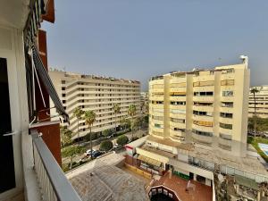 vista su due edifici alti in una città di The Suit III Marbella Center - EaW Homes a Marbella