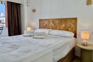 una camera da letto con un letto bianco con due asciugamani sopra di The Suit III Marbella Center - EaW Homes a Marbella Altre 4 foto
