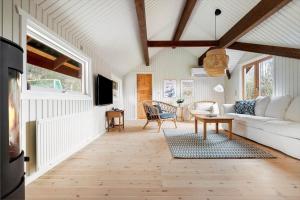 1619-Gilleleje-Ulvehojen-5 في جيليليه: غرفة معيشة بها أريكة وطاولة