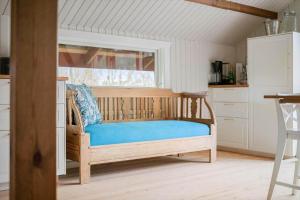 1619-Gilleleje-Ulvehojen-5 في جيليليه: سرير خشبي في مطبخ به نافذة