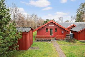 1619-Gilleleje-Ulvehojen-5 في جيليليه: مبنى احمر امامه مقعد