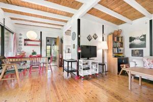 un soggiorno con un divano e un tavolo di 1007-N-Hundested-Humlehaven-5 a Hundested