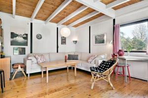un soggiorno con un divano e un tavolo di 1007-N-Hundested-Humlehaven-5 a Hundested
