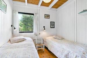 due letti in una camera da letto con finestra di 1007-N-Hundested-Humlehaven-5 a Hundested