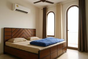 Ένα ή περισσότερα κρεβάτια σε δωμάτιο στο 2BHK Luxury Villa In Mohali 1ST FLOOR - Stay Royal