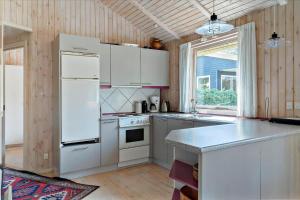 una cucina con elettrodomestici bianchi e una grande finestra di 588-N-Hundested-Krusemyntestien-5 a Hundested Altre 12 foto