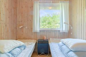 due letti in una stanza con finestra di 588-N-Hundested-Krusemyntestien-5 a Hundested