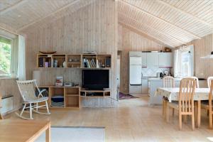 un soggiorno con un tavolo e una cucina di 588-N-Hundested-Krusemyntestien-5 a Hundested