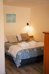 ビージャ・ペウエニアにあるSUOMIの枕が置かれたベッドのある寝室