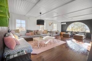 een woonkamer met een bank en een tafel bij 1639-Frederiksvaerk-Genvejen-10 in Frederiksværk