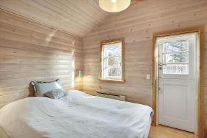 a small bedroom with a bed and a window at 1517-Melby-Lindebjergvej-78 in Melby