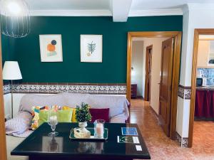 a living room with a couch and a table at Casa Hay que Vivir el Momento in Setenil