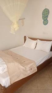 Postel nebo postele na pokoji v ubytování Nnalubaale Resort Cottages