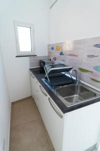 Η κουζίνα ή μικρή κουζίνα στο Alleria - Sea View Studio +13 φωτογραφίες