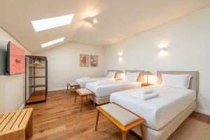 Un dormitorio con dos camas y una claraboya. en GuestReady - Elias Garcia Apartments, en Lisboa 98 fotos más