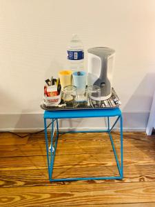 a blue table with cups and a blender on it at vaste chambre familiale in Bourg-en-Bresse