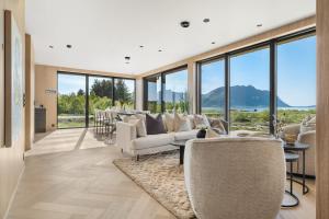 una sala de estar con muchas ventanas en New designer cabin in Lofoten, en Storøya