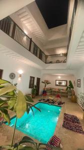 una grande piscina in un soggiorno di Riad dei colori a Marrakech