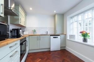 Dapur atau dapur kecil di Charming Two Bedroom Apartment in Fairview