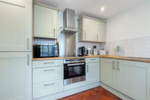 Dapur atau dapur kecil di Charming Two Bedroom Apartment in Fairview +24 gambar