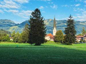 フィッシェン・イム・アルゴイにあるACHZEIT Family Retreat - Alpin-modernes Ferienhaus - 3 SZ - Garten - Kaminの木の集まる畑の教会