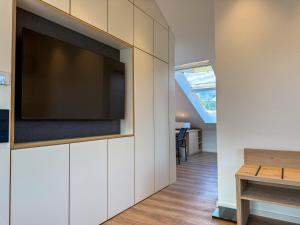 フィッシェン・イム・アルゴイにあるACHZEIT Family Retreat - Alpin-modernes Ferienhaus - 3 SZ - Garten - Kaminのリビングルーム(壁に大画面薄型テレビ付)