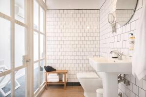 Ένα μπάνιο στο Miragaia - Riverside Suites - Adults Only +37 φωτογραφίες